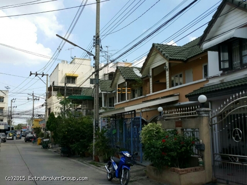 ทาวน์เฮาส์ ม.พิศาล 5 เนื้อที่ 52 ตรว.  6 ห้องนอน เหมาะครอบครัวใหญ่  ทำ office ได้ 